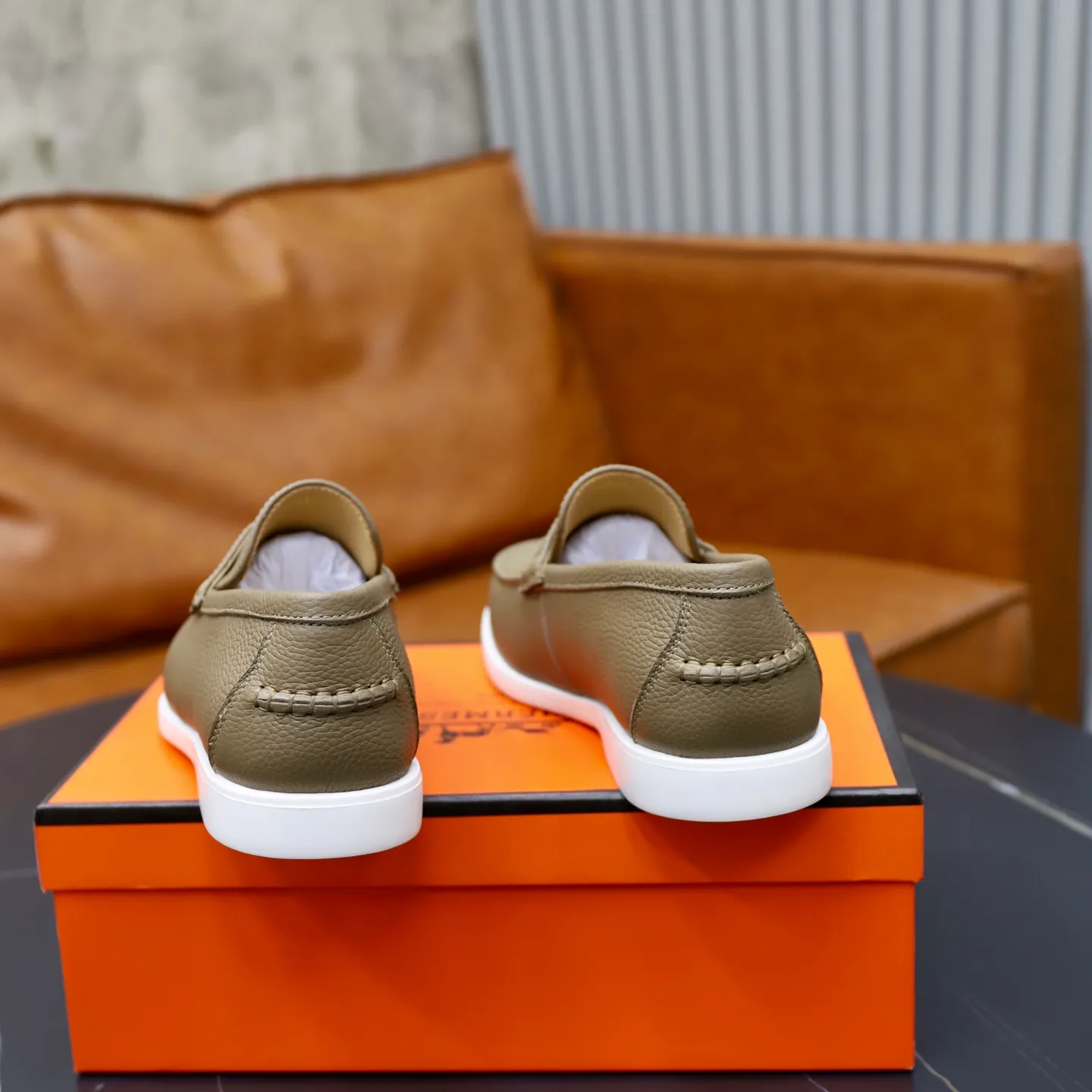 Ex-factory price: 560💰Hermès/Hermès slip-on men's shoes. This shoe is made of imported pebbled cowhide. It has simple and smooth lines and is combined with aerodynamically designed 3CM rubber foam ultra-light soles! Youthful and fashionable, classic H-shaped hardware buckle decoration, calf lining gently wraps the feet, with logo cowhide feet, casual and urban style, highlighting youthful vitality, sports and leisure version, super versatile, code number: 38-39-40-41-42-43-44 standard leather shoe size (45 can be customized but does not support returns)